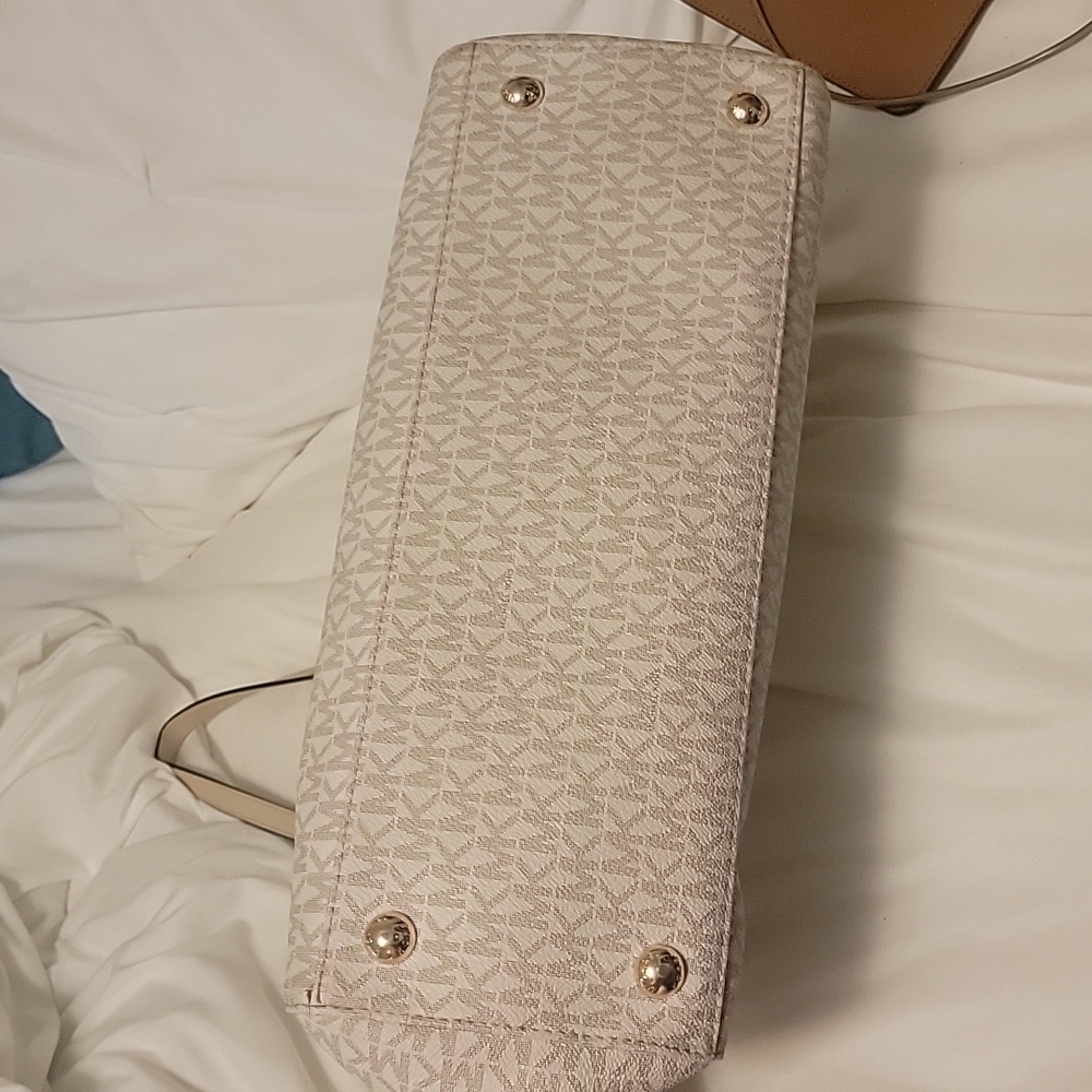 MK Handbag - Picture 6 of 6